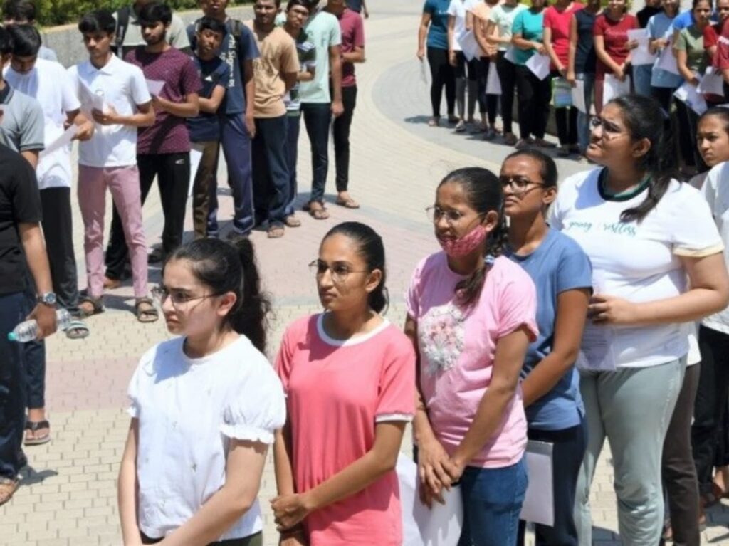 Golgappa Seller's Son Shines in NEET: Secures MBBS Seat in 2nd Year with General Admission!