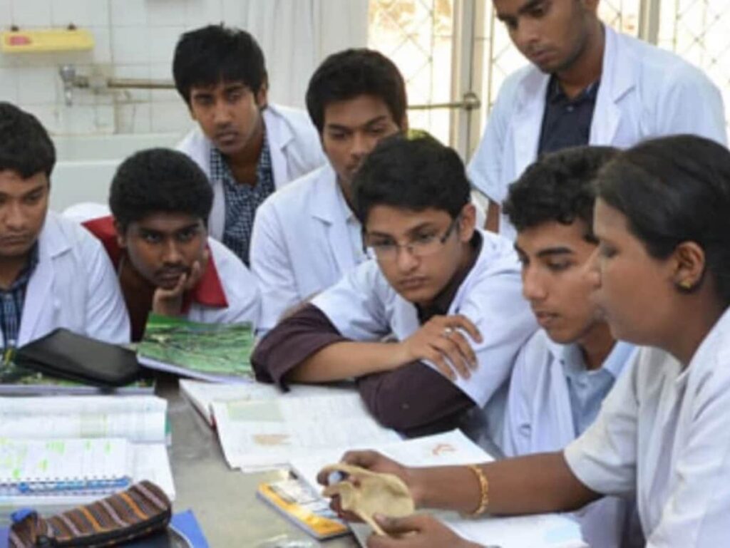 MBBS Students at Motilal Nehru Medical College Can Now Study in Hindi - Two Seats Still Available!