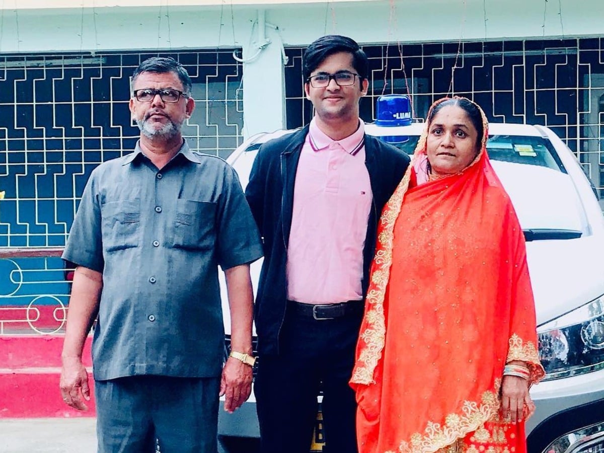 Son of Auto Driver Becomes India's Youngest IAS at 21